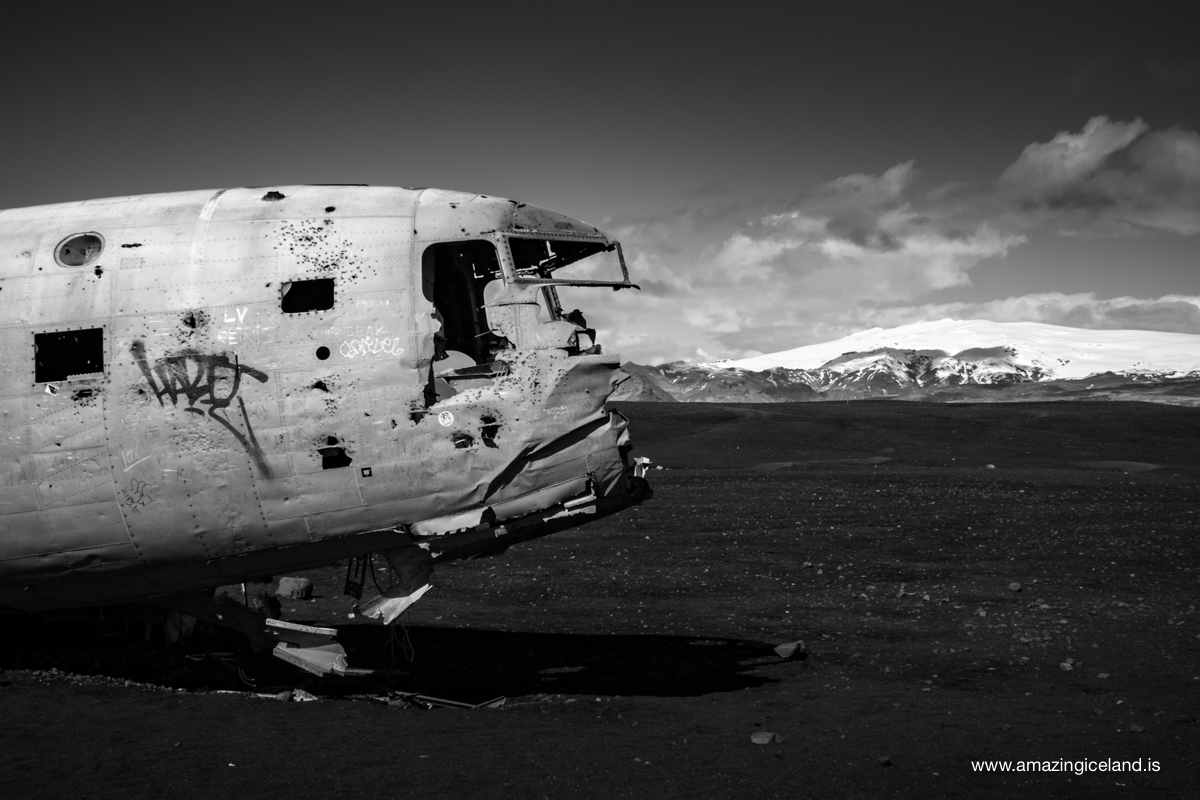 DC3 airplane wreck and Mýrdalsjökull glacier on south coast of Iceland