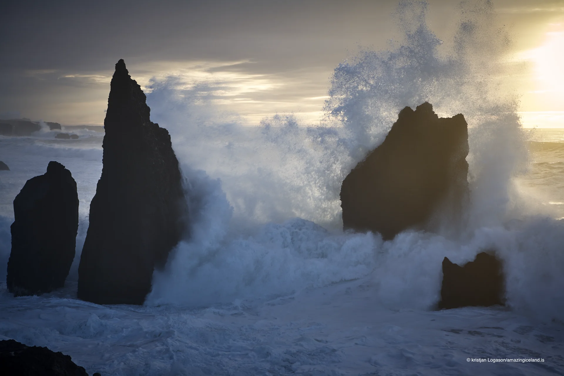 Splashing waves on boulders by Valahnukur