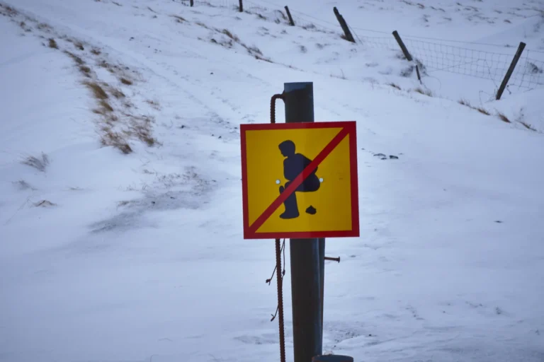 No shit sign in Fjadrargljufur