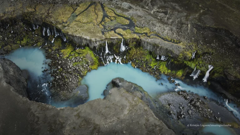 Sigöldugljúfur is a short but visually dense canyon in Iceland’s central highlands, located beside the mountain road F208 (Fjallabaksleið nyrðri) north of Landmannalaugar. Known for its striking blue-green water and a sequence of small, closely spaced waterfalls, the canyon is a clear example of how glacial rivers, volcanic bedrock, and sediment load interact to produce unusually vivid colour and form in a relatively confined space.