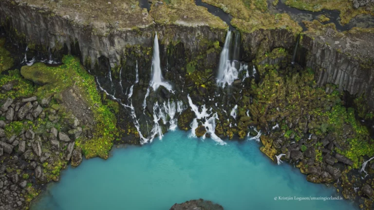 Sigöldugljúfur is a short but visually dense canyon in Iceland’s central highlands, located beside the mountain road F208 (Fjallabaksleið nyrðri) north of Landmannalaugar. Known for its striking blue-green water and a sequence of small, closely spaced waterfalls, the canyon is a clear example of how glacial rivers, volcanic bedrock, and sediment load interact to produce unusually vivid colour and form in a relatively confined space.