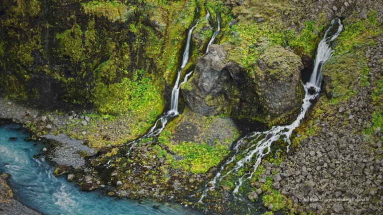 Sigöldugljúfur is a short but visually dense canyon in Iceland’s central highlands, located beside the mountain road F208 (Fjallabaksleið nyrðri) north of Landmannalaugar. Known for its striking blue-green water and a sequence of small, closely spaced waterfalls, the canyon is a clear example of how glacial rivers, volcanic bedrock, and sediment load interact to produce unusually vivid colour and form in a relatively confined space.