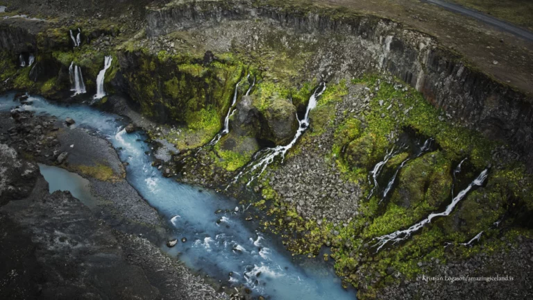Sigöldugljúfur is a short but visually dense canyon in Iceland’s central highlands, located beside the mountain road F208 (Fjallabaksleið nyrðri) north of Landmannalaugar. Known for its striking blue-green water and a sequence of small, closely spaced waterfalls, the canyon is a clear example of how glacial rivers, volcanic bedrock, and sediment load interact to produce unusually vivid colour and form in a relatively confined space.