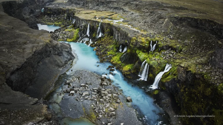 Sigöldugljúfur is a short but visually dense canyon in Iceland’s central highlands, located beside the mountain road F208 (Fjallabaksleið nyrðri) north of Landmannalaugar. Known for its striking blue-green water and a sequence of small, closely spaced waterfalls, the canyon is a clear example of how glacial rivers, volcanic bedrock, and sediment load interact to produce unusually vivid colour and form in a relatively confined space.