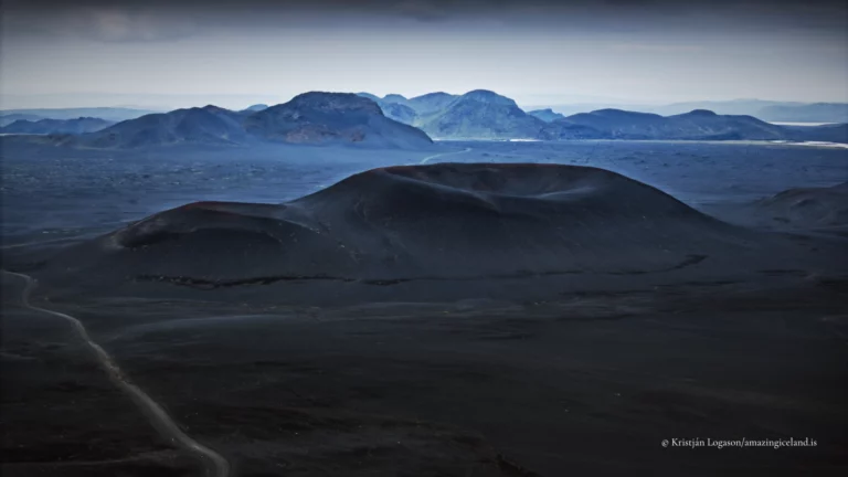 Hnausapollur, also known as Bláhylur (“the Blue Pool”), is a crater lake in the Fjallabak Nature Reserve, just north of Landmannalaugar and directly adjacent to the mountain road F208. The lake is widely recognised for its intense turquoise-blue colour and near-perfect crater form, offering a clear and readable example of volcanic processes in the Icelandic highlands.