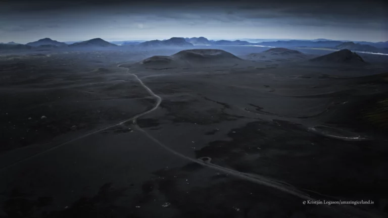 Hnausapollur, also known as Bláhylur (“the Blue Pool”), is a crater lake in the Fjallabak Nature Reserve, just north of Landmannalaugar and directly adjacent to the mountain road F208. The lake is widely recognised for its intense turquoise-blue colour and near-perfect crater form, offering a clear and readable example of volcanic processes in the Icelandic highlands.