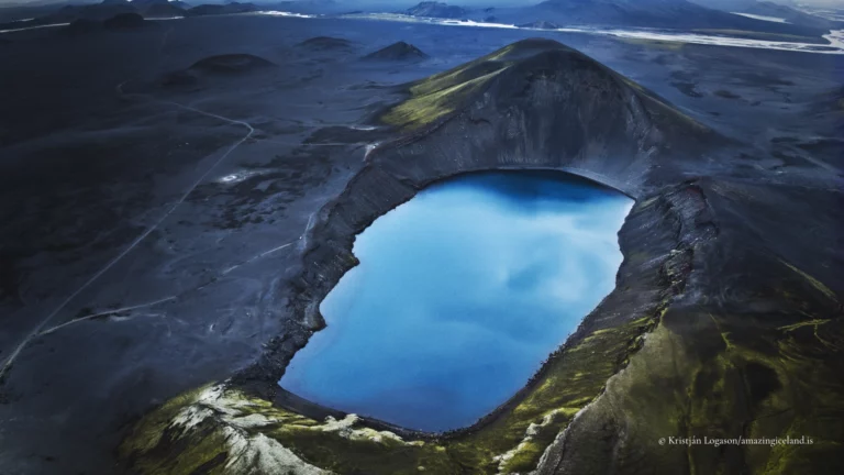 Hnausapollur, also known as Bláhylur (“the Blue Pool”), is a crater lake in the Fjallabak Nature Reserve, just north of Landmannalaugar and directly adjacent to the mountain road F208. The lake is widely recognised for its intense turquoise-blue colour and near-perfect crater form, offering a clear and readable example of volcanic processes in the Icelandic highlands.