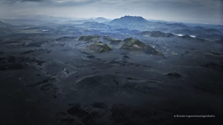 Hnausapollur, also known as Bláhylur (“the Blue Pool”), is a crater lake in the Fjallabak Nature Reserve, just north of Landmannalaugar and directly adjacent to the mountain road F208. The lake is widely recognised for its intense turquoise-blue colour and near-perfect crater form, offering a clear and readable example of volcanic processes in the Icelandic highlands.