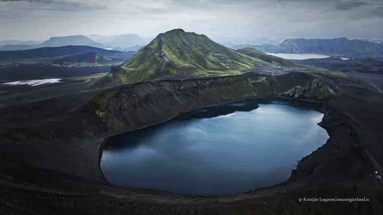 Hnausapollur, also known as Bláhylur (“the Blue Pool”), is a crater lake in the Fjallabak Nature Reserve, just north of Landmannalaugar and directly adjacent to the mountain road F208. The lake is widely recognised for its intense turquoise-blue colour and near-perfect crater form, offering a clear and readable example of volcanic processes in the Icelandic highlands.