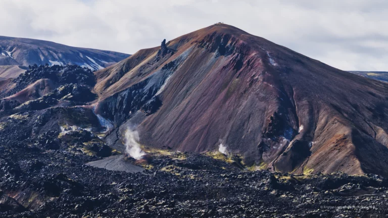 Brennisteinsalda is one of the most distinctive mountains in Landmannalaugar, rising directly above the geothermal basin and trail network of the Fjallabak Nature Reserve. Known for its strong colour contrasts and active geothermal alteration, the mountain offers a clear, close-range view of rhyolitic volcanism and surface processes that continue to shape the landscape today.