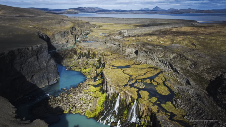 Sigöldugljúfur is a short but visually dense canyon in Iceland’s central highlands, located beside the mountain road F208 (Fjallabaksleið nyrðri) north of Landmannalaugar. Known for its striking blue-green water and a sequence of small, closely spaced waterfalls, the canyon is a clear example of how glacial rivers, volcanic bedrock, and sediment load interact to produce unusually vivid colour and form in a relatively confined space.