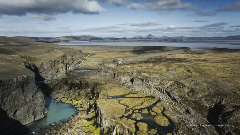 Sigöldugljúfur is a short but visually dense canyon in Iceland’s central highlands, located beside the mountain road F208 (Fjallabaksleið nyrðri) north of Landmannalaugar. Known for its striking blue-green water and a sequence of small, closely spaced waterfalls, the canyon is a clear example of how glacial rivers, volcanic bedrock, and sediment load interact to produce unusually vivid colour and form in a relatively confined space.