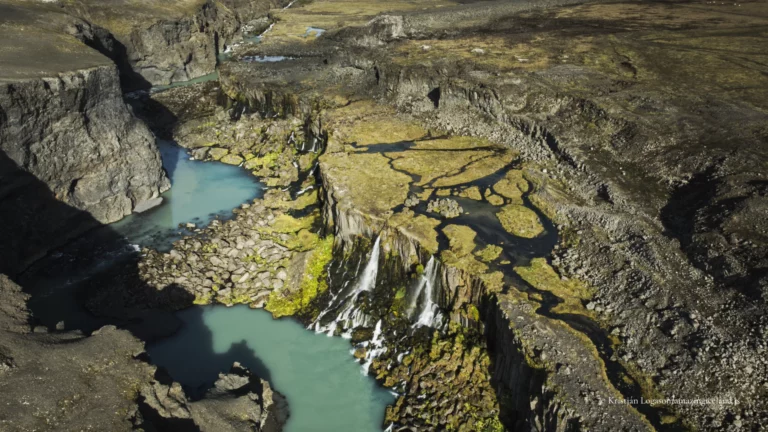 Sigöldugljúfur is a short but visually dense canyon in Iceland’s central highlands, located beside the mountain road F208 (Fjallabaksleið nyrðri) north of Landmannalaugar. Known for its striking blue-green water and a sequence of small, closely spaced waterfalls, the canyon is a clear example of how glacial rivers, volcanic bedrock, and sediment load interact to produce unusually vivid colour and form in a relatively confined space.