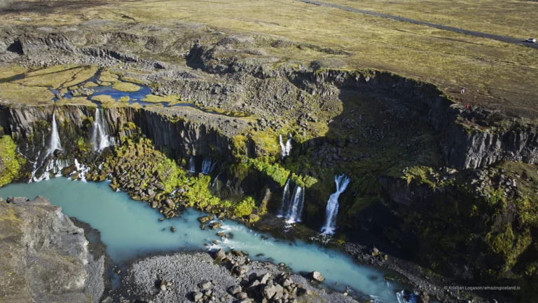 Sigöldugljúfur is a short but visually dense canyon in Iceland’s central highlands, located beside the mountain road F208 (Fjallabaksleið nyrðri) north of Landmannalaugar. Known for its striking blue-green water and a sequence of small, closely spaced waterfalls, the canyon is a clear example of how glacial rivers, volcanic bedrock, and sediment load interact to produce unusually vivid colour and form in a relatively confined space.
