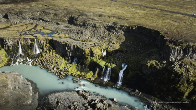 Sigöldugljúfur is a short but visually dense canyon in Iceland’s central highlands, located beside the mountain road F208 (Fjallabaksleið nyrðri) north of Landmannalaugar. Known for its striking blue-green water and a sequence of small, closely spaced waterfalls, the canyon is a clear example of how glacial rivers, volcanic bedrock, and sediment load interact to produce unusually vivid colour and form in a relatively confined space.