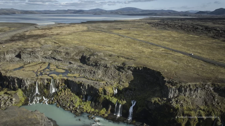 Sigöldugljúfur is a short but visually dense canyon in Iceland’s central highlands, located beside the mountain road F208 (Fjallabaksleið nyrðri) north of Landmannalaugar. Known for its striking blue-green water and a sequence of small, closely spaced waterfalls, the canyon is a clear example of how glacial rivers, volcanic bedrock, and sediment load interact to produce unusually vivid colour and form in a relatively confined space.
