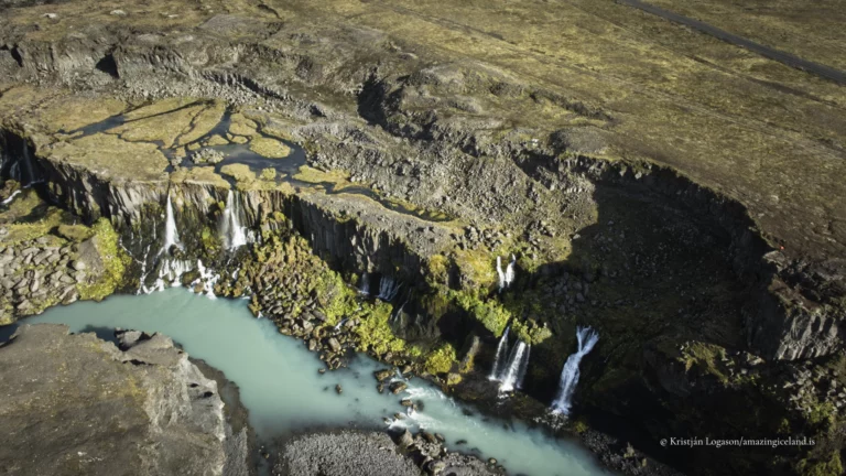 Sigöldugljúfur is a short but visually dense canyon in Iceland’s central highlands, located beside the mountain road F208 (Fjallabaksleið nyrðri) north of Landmannalaugar. Known for its striking blue-green water and a sequence of small, closely spaced waterfalls, the canyon is a clear example of how glacial rivers, volcanic bedrock, and sediment load interact to produce unusually vivid colour and form in a relatively confined space.