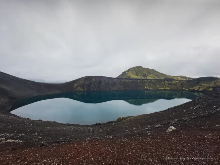 Hnausapollur, also known as Bláhylur (“the Blue Pool”), is a crater lake in the Fjallabak Nature Reserve, just north of Landmannalaugar and directly adjacent to the mountain road F208. The lake is widely recognised for its intense turquoise-blue colour and near-perfect crater form, offering a clear and readable example of volcanic processes in the Icelandic highlands.