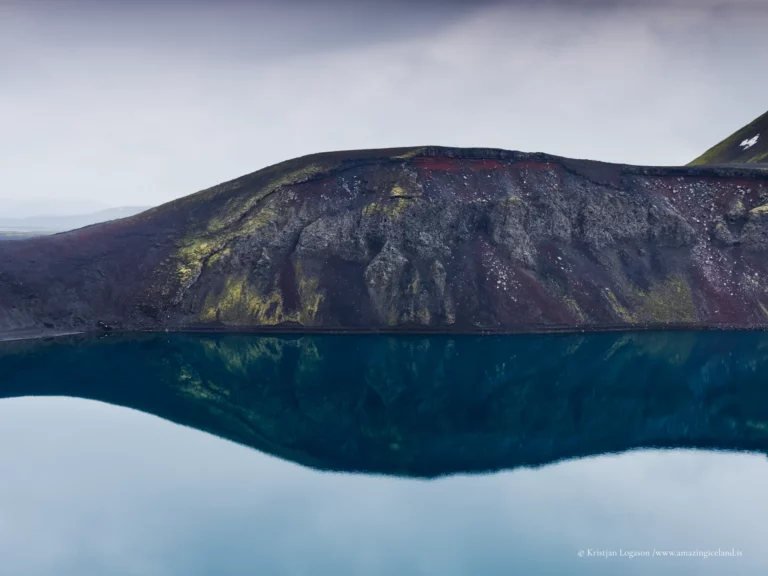 Hnausapollur, also known as Bláhylur (“the Blue Pool”), is a crater lake in the Fjallabak Nature Reserve, just north of Landmannalaugar and directly adjacent to the mountain road F208. The lake is widely recognised for its intense turquoise-blue colour and near-perfect crater form, offering a clear and readable example of volcanic processes in the Icelandic highlands.