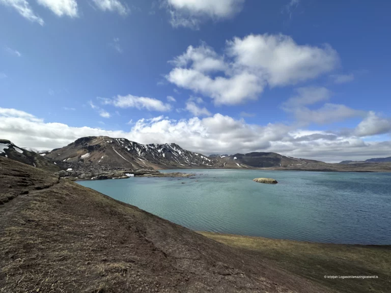 Frostastaðavatn is a shallow highland lake within the Fjallabak Nature Reserve, located directly beside F208 just south of Landmannalaugar. Surrounded by rhyolite mountains, lava fields, and geothermal terrain, the lake is less about dramatic scale and more about balance—water acting as a reflective pause within one of Iceland’s most geologically complex regions.
