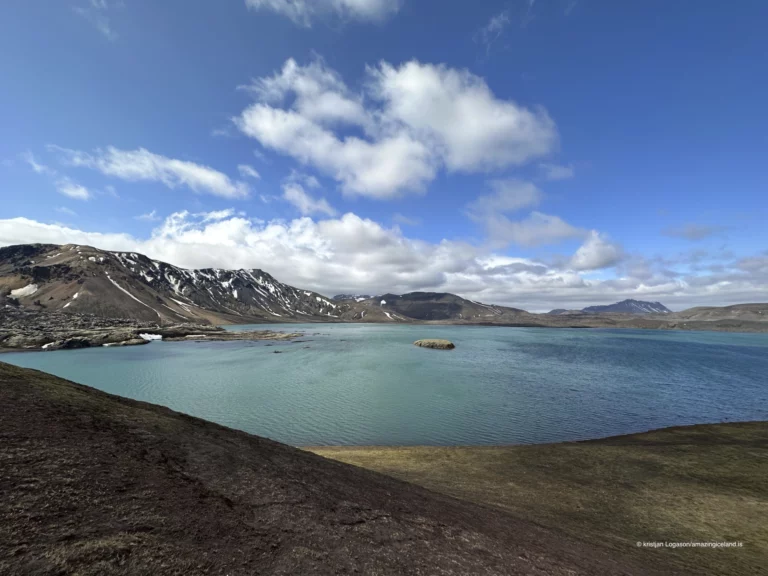 Frostastaðavatn is a shallow highland lake within the Fjallabak Nature Reserve, located directly beside F208 just south of Landmannalaugar. Surrounded by rhyolite mountains, lava fields, and geothermal terrain, the lake is less about dramatic scale and more about balance—water acting as a reflective pause within one of Iceland’s most geologically complex regions.