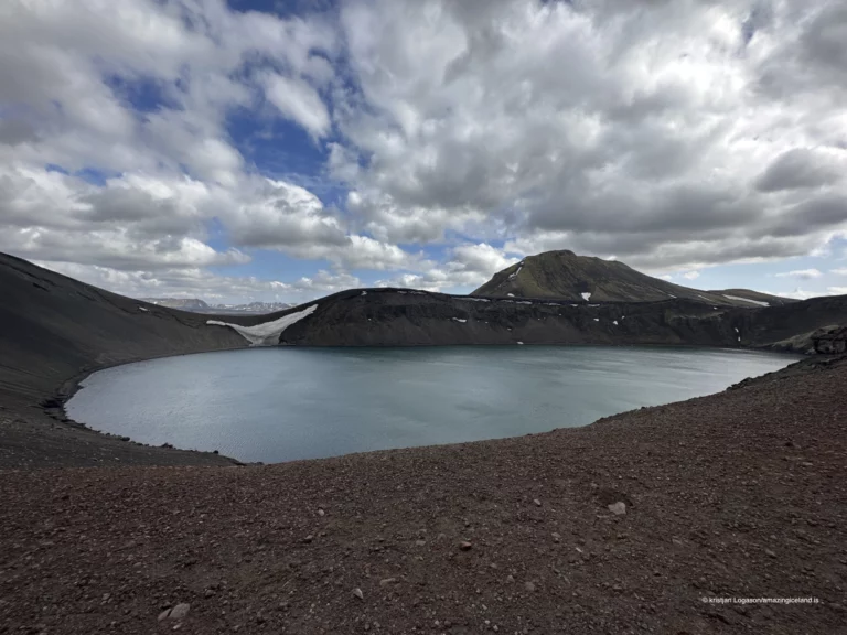 Hnausapollur, also known as Bláhylur (“the Blue Pool”), is a crater lake in the Fjallabak Nature Reserve, just north of Landmannalaugar and directly adjacent to the mountain road F208. The lake is widely recognised for its intense turquoise-blue colour and near-perfect crater form, offering a clear and readable example of volcanic processes in the Icelandic highlands.