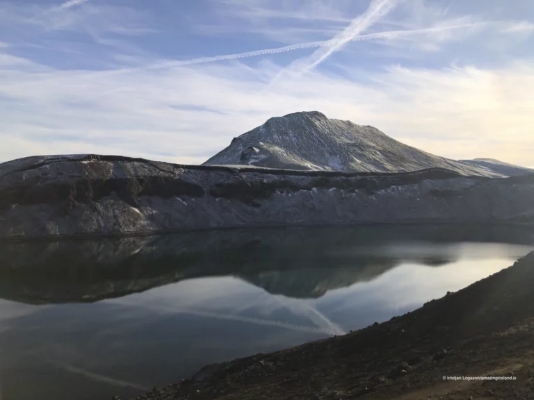 Hnausapollur, also known as Bláhylur (“the Blue Pool”), is a crater lake in the Fjallabak Nature Reserve, just north of Landmannalaugar and directly adjacent to the mountain road F208. The lake is widely recognised for its intense turquoise-blue colour and near-perfect crater form, offering a clear and readable example of volcanic processes in the Icelandic highlands.