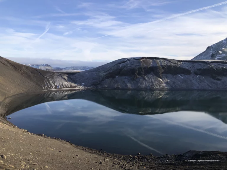 Hnausapollur, also known as Bláhylur (“the Blue Pool”), is a crater lake in the Fjallabak Nature Reserve, just north of Landmannalaugar and directly adjacent to the mountain road F208. The lake is widely recognised for its intense turquoise-blue colour and near-perfect crater form, offering a clear and readable example of volcanic processes in the Icelandic highlands.