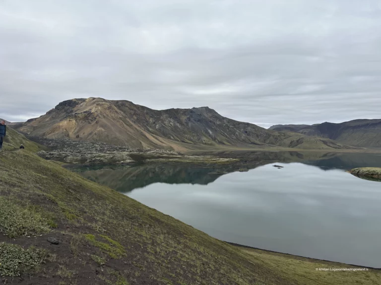 Frostastaðavatn is a shallow highland lake within the Fjallabak Nature Reserve, located directly beside F208 just south of Landmannalaugar. Surrounded by rhyolite mountains, lava fields, and geothermal terrain, the lake is less about dramatic scale and more about balance—water acting as a reflective pause within one of Iceland’s most geologically complex regions.