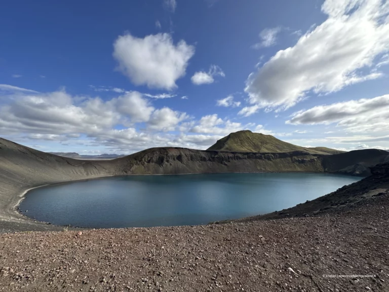 Hnausapollur, also known as Bláhylur (“the Blue Pool”), is a crater lake in the Fjallabak Nature Reserve, just north of Landmannalaugar and directly adjacent to the mountain road F208. The lake is widely recognised for its intense turquoise-blue colour and near-perfect crater form, offering a clear and readable example of volcanic processes in the Icelandic highlands.