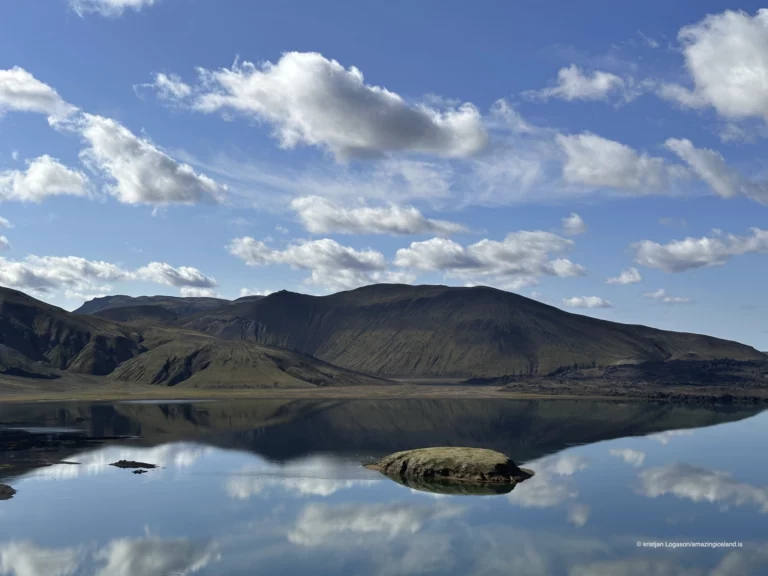 Frostastaðavatn is a shallow highland lake within the Fjallabak Nature Reserve, located directly beside F208 just south of Landmannalaugar. Surrounded by rhyolite mountains, lava fields, and geothermal terrain, the lake is less about dramatic scale and more about balance—water acting as a reflective pause within one of Iceland’s most geologically complex regions.