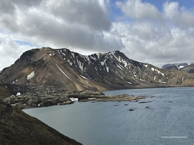 Frostastaðavatn is a shallow highland lake within the Fjallabak Nature Reserve, located directly beside F208 just south of Landmannalaugar. Surrounded by rhyolite mountains, lava fields, and geothermal terrain, the lake is less about dramatic scale and more about balance—water acting as a reflective pause within one of Iceland’s most geologically complex regions.