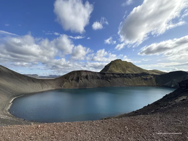 Hnausapollur, also known as Bláhylur (“the Blue Pool”), is a crater lake in the Fjallabak Nature Reserve, just north of Landmannalaugar and directly adjacent to the mountain road F208. The lake is widely recognised for its intense turquoise-blue colour and near-perfect crater form, offering a clear and readable example of volcanic processes in the Icelandic highlands.